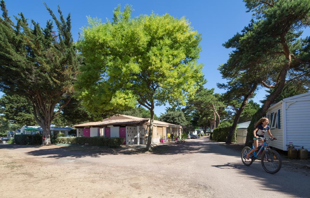 Camping Le Suroit เลอบัวส์-ปลาจ-อ็อง-เร ภายนอก รูปภาพ